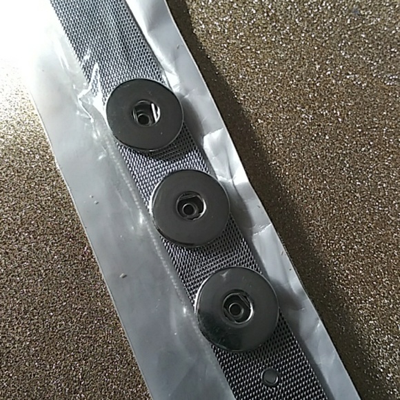 Metal Snap Bracelet - Picture 4 of 5
